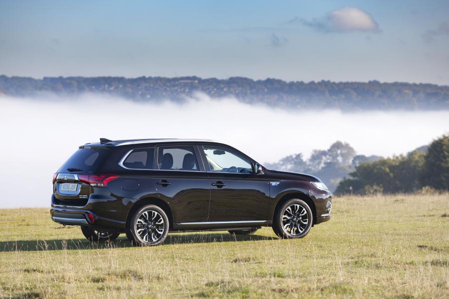  Mitsubishi Outlander PHEV Juro 2016 года  (UK) (фото 12 из 46)